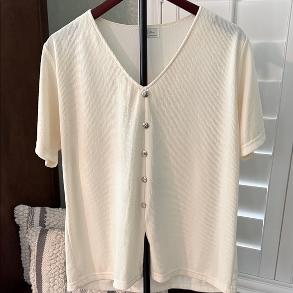 Rendey Vons Tops - Chic Cream V-Neck Buttoned Blouse